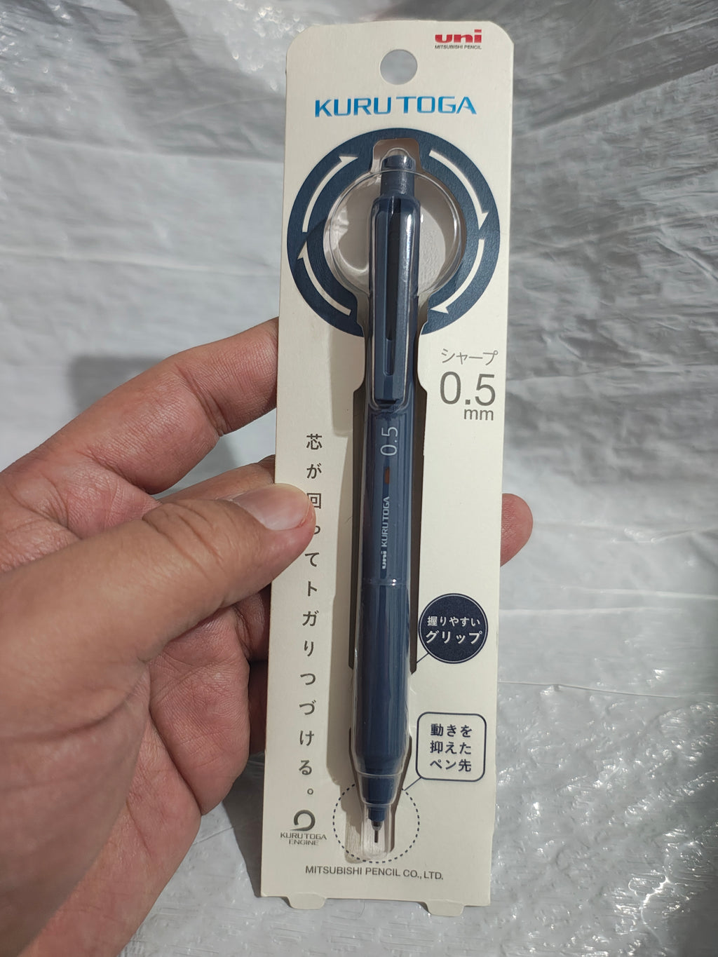 Kuru Toga KS Iron Blue en la mano, para ver el tamaño
