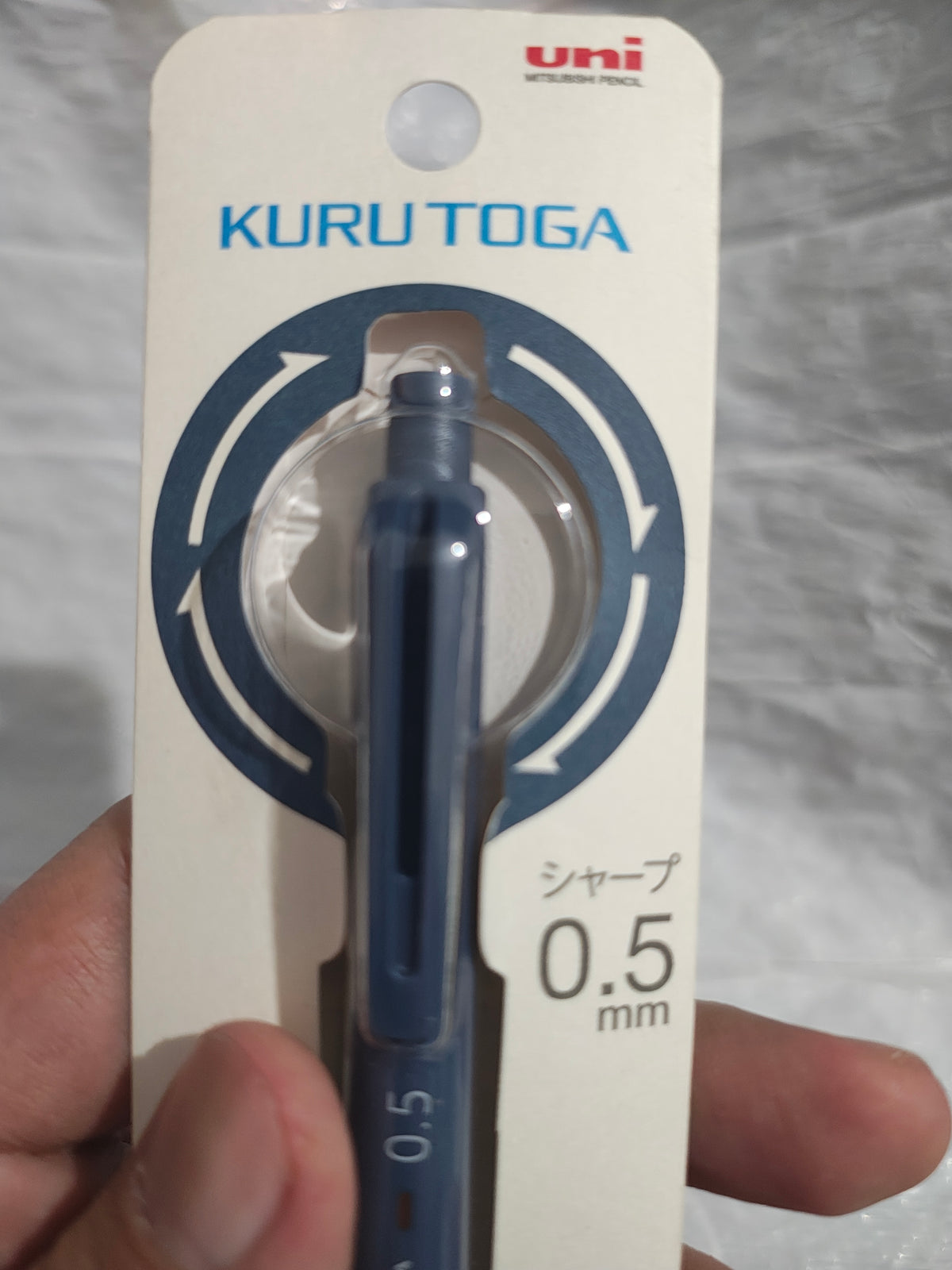 Acercamiento al empaque de Kuru Toga con las flechas del motor giratorio