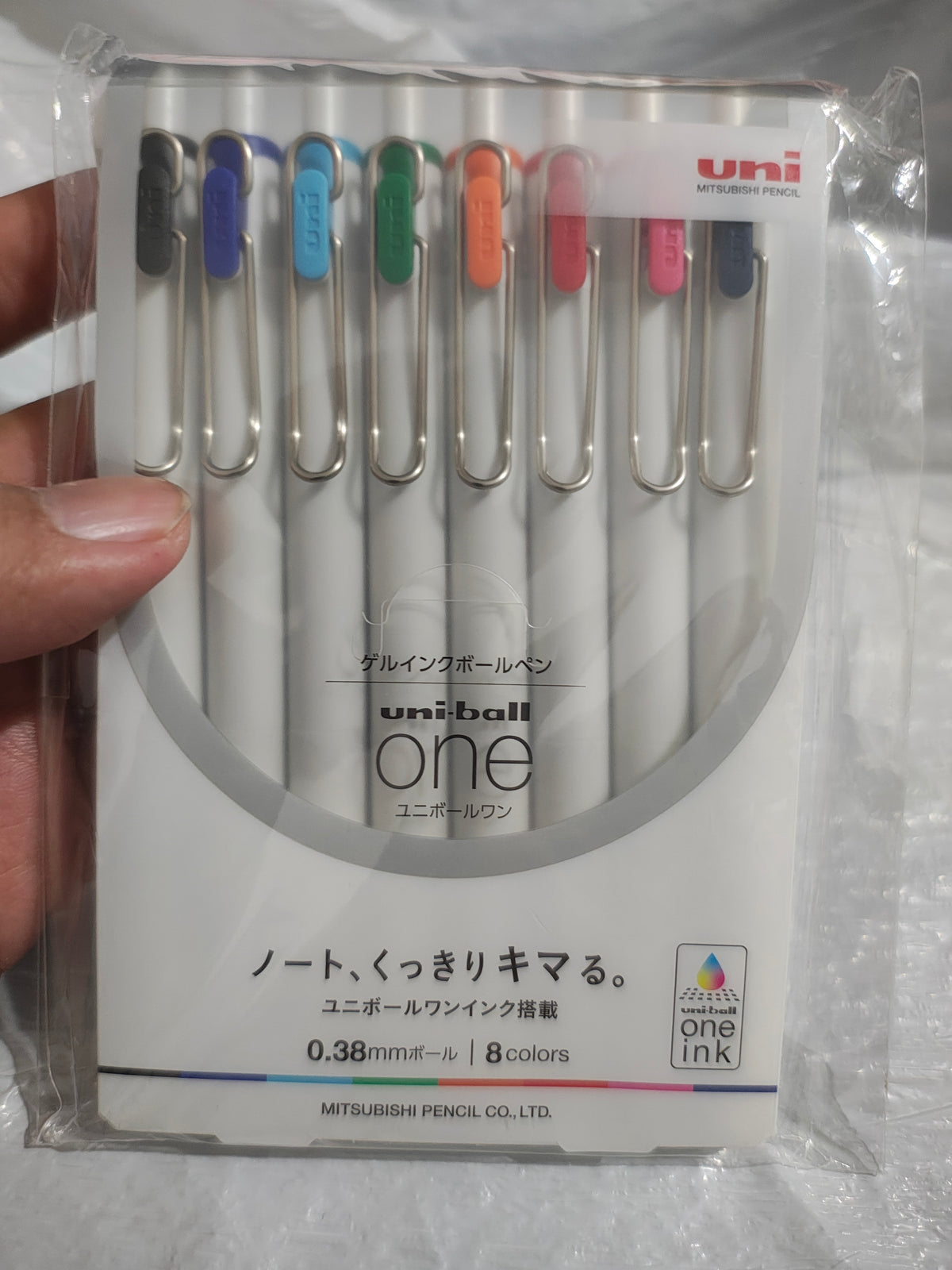Set de plumas de gel Uni-ball One de 8 colores en la mano