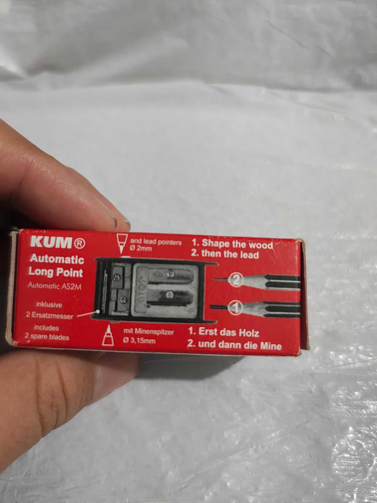 Sacapuntas KUM AS2M en su caja: afila primero la madera y luego la mina