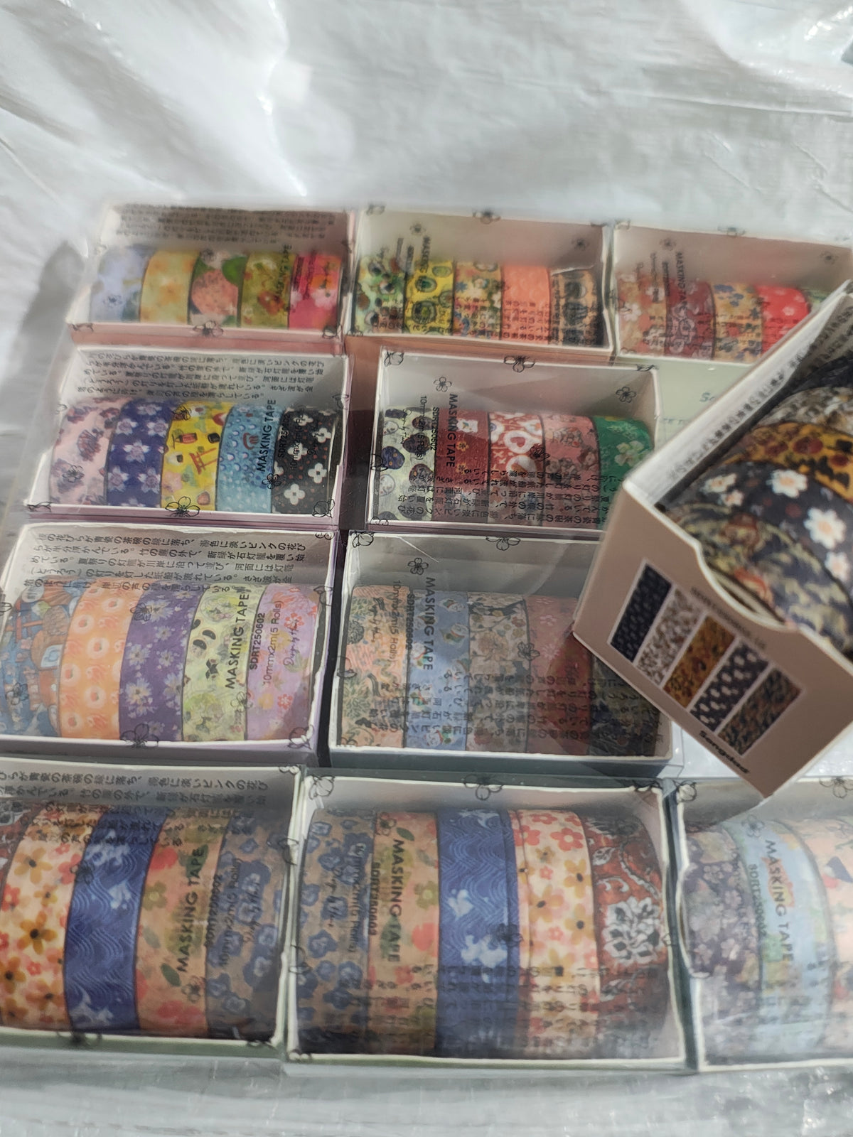 Variedad de sets de cinta washi con diseños florales y retro